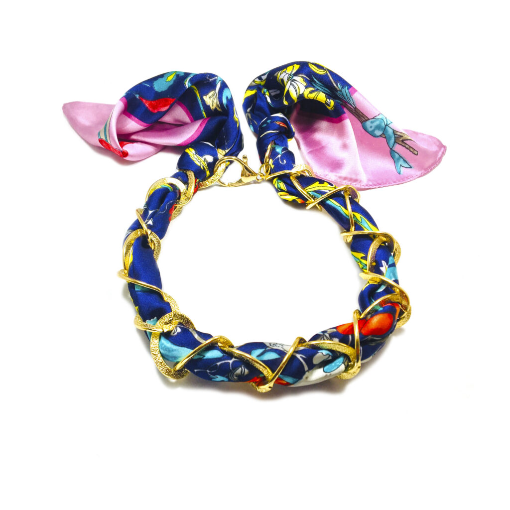 Collar corto de pañuelo de seda color AZUL-ROSA-DORADOS, elegante, para usarlo en cualquier ocasión.