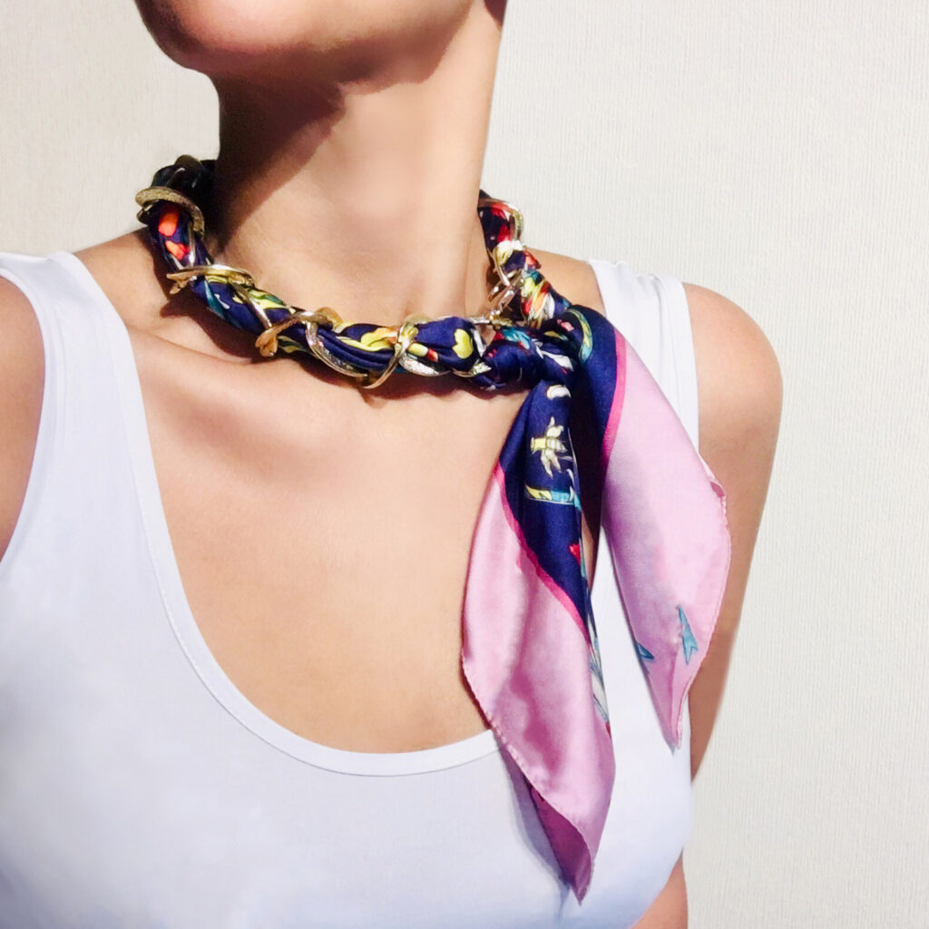 Collar corto de pañuelo de seda color AZUL-ROSA-DORADOS, elegante, para usarlo en cualquier ocasión.