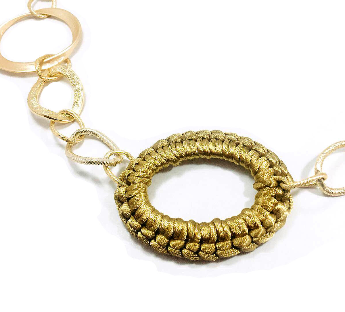 Collar corto, dorado. Audaz para usarlo en cualquier ocasión.
