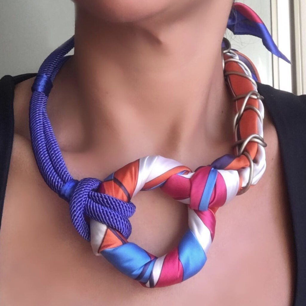 Collar corto de pañuelo de seda colores fuertes. A la moda para usarlo en cualquier ocasión.