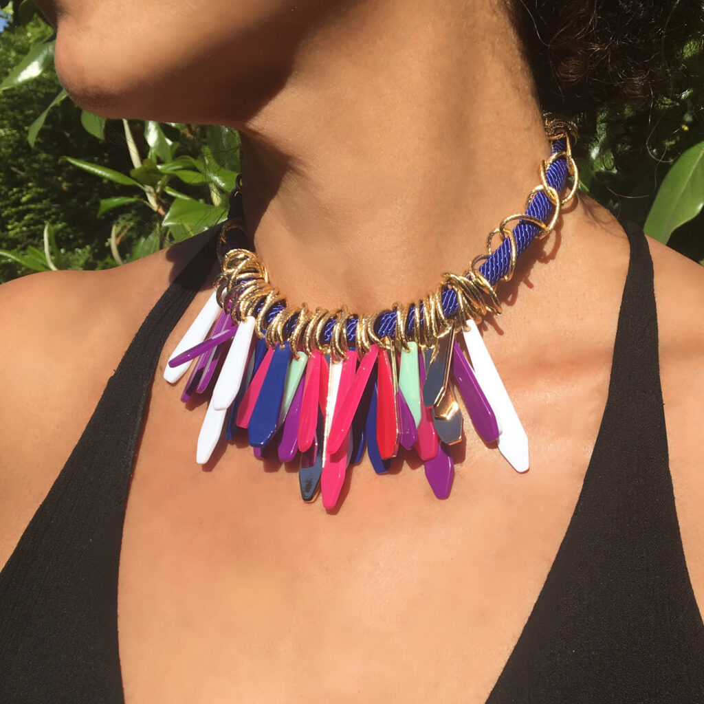 Collar corto, colores fuertes y llamativos. A la moda para usarlo en cualquier ocasión.