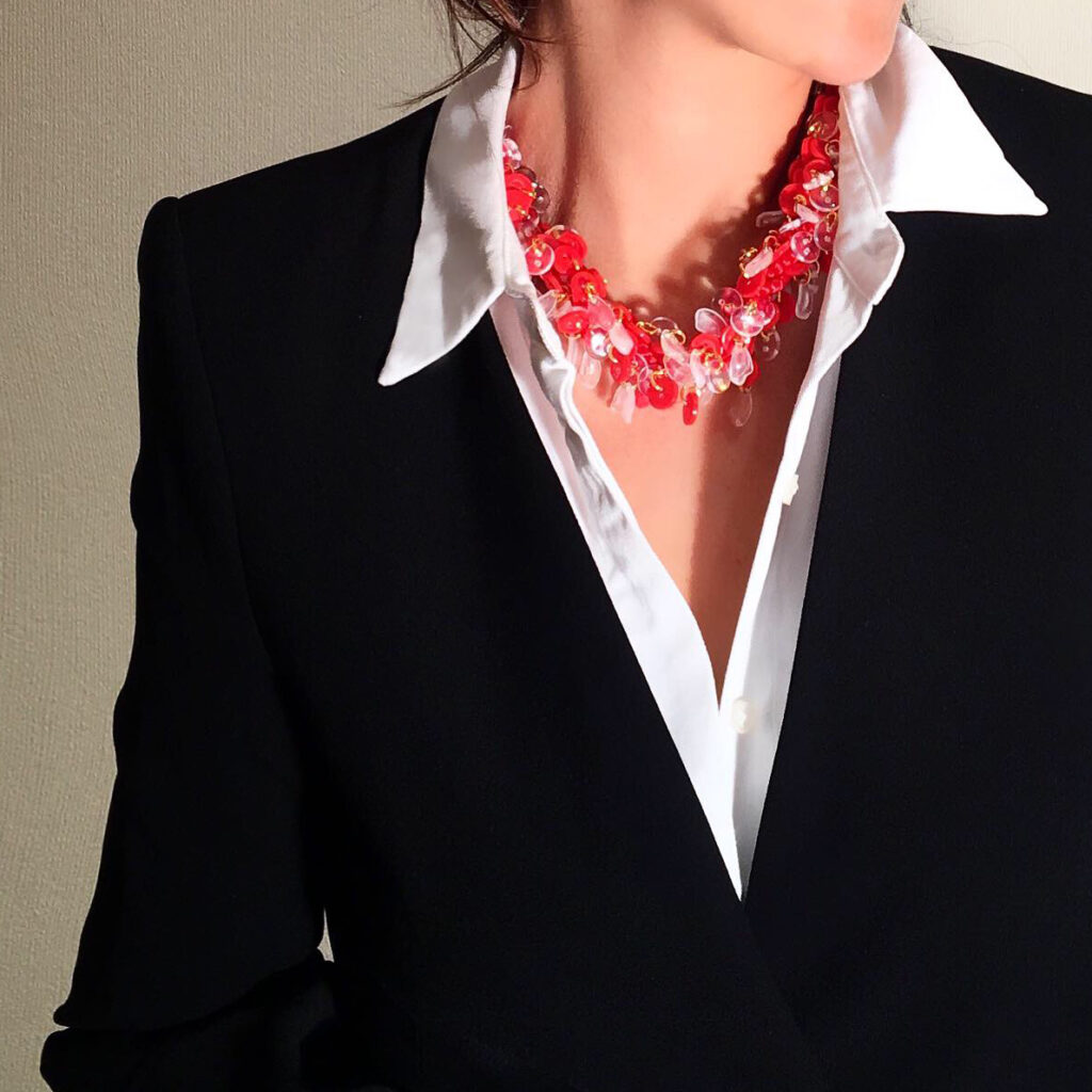 Collar corto, dorado con rojo. Elegante y audaz para usarlo en cualquier ocasión.