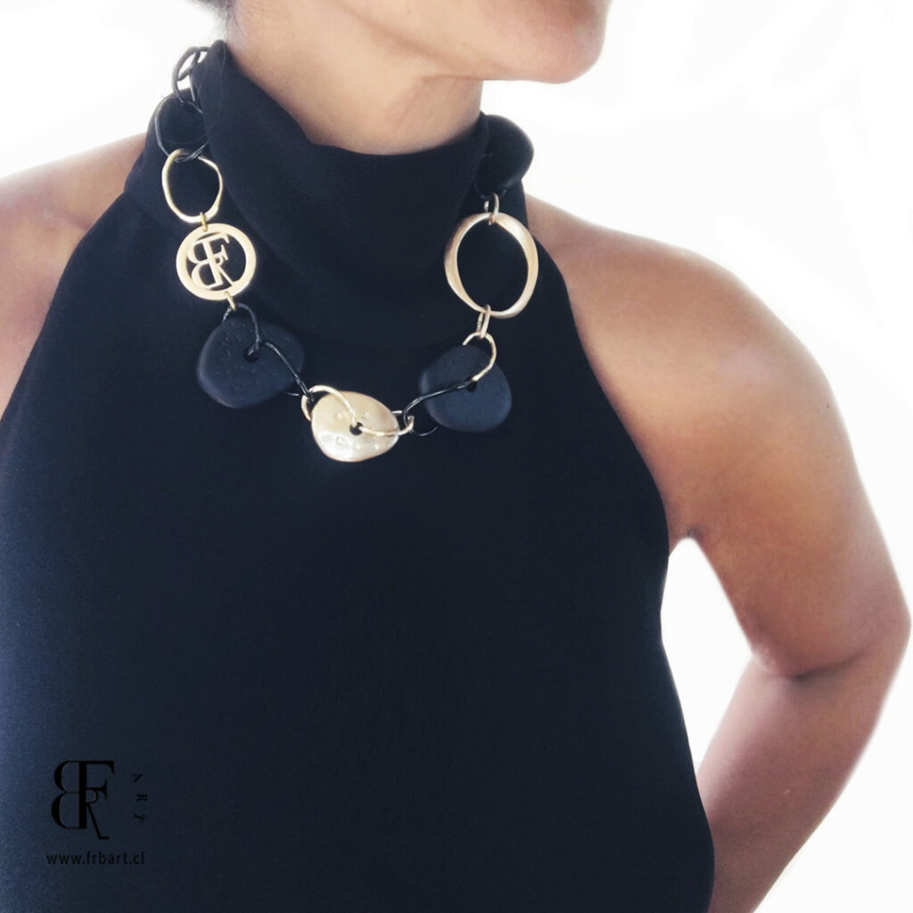 Collar corto negro con dorado