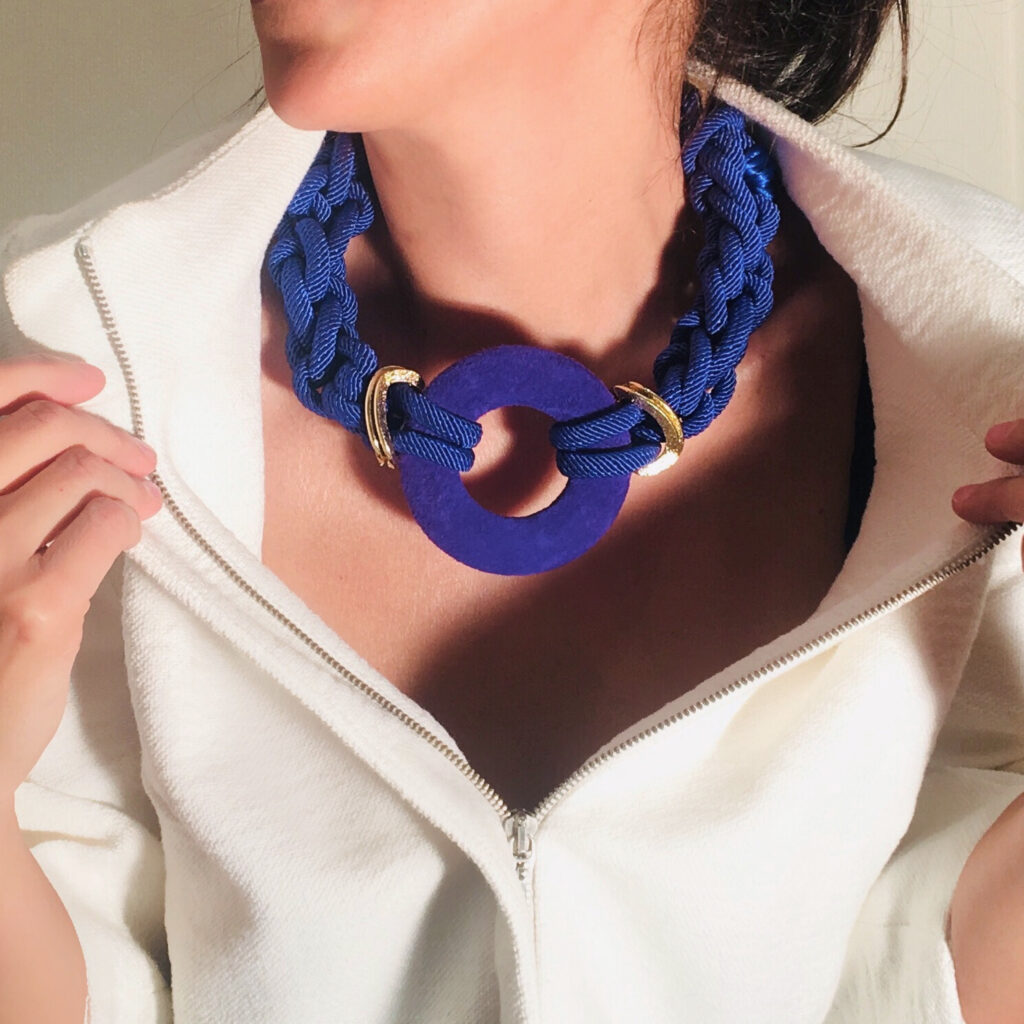 Collar corto, azul con dorado. Audaz para usarlo en cualquier ocasión.