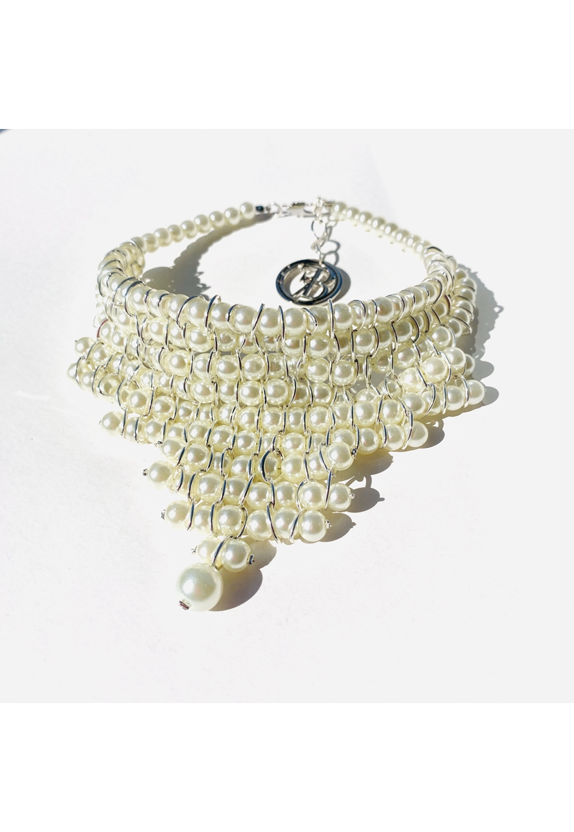 COLLAR JUDITH DIANA es una pieza de perlas blanco, corto. Cae como una cascada de perlas que da protagonismo inmediato al lucirlo en nuestro cuello, proyectando aún más nuestra imagen.