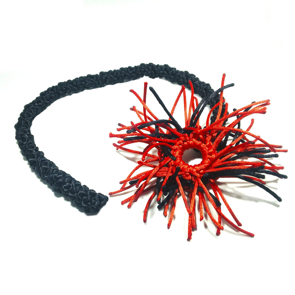 Collar corto, colores rojos y negros. Elegante para usarlo en cualquier ocasión.