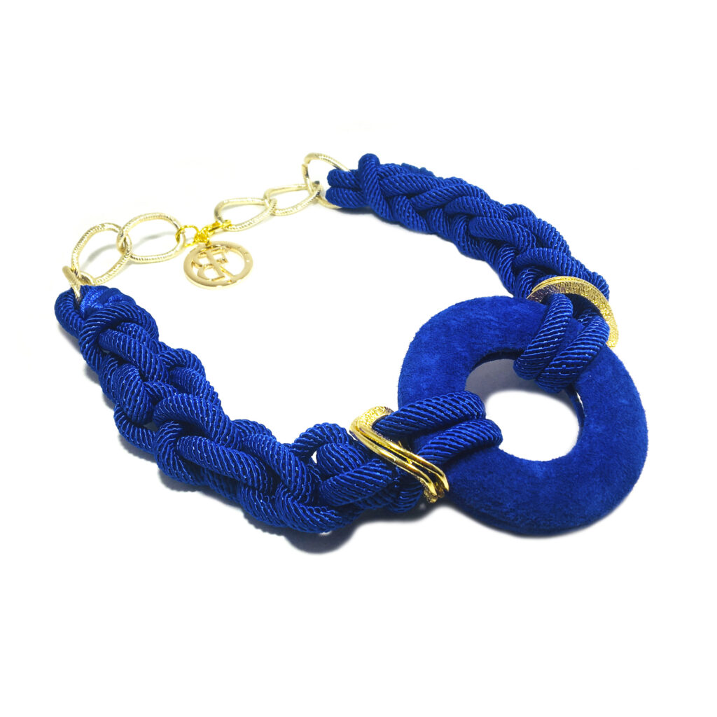 Collar corto, azul con dorado. Audaz para usarlo en cualquier ocasión.