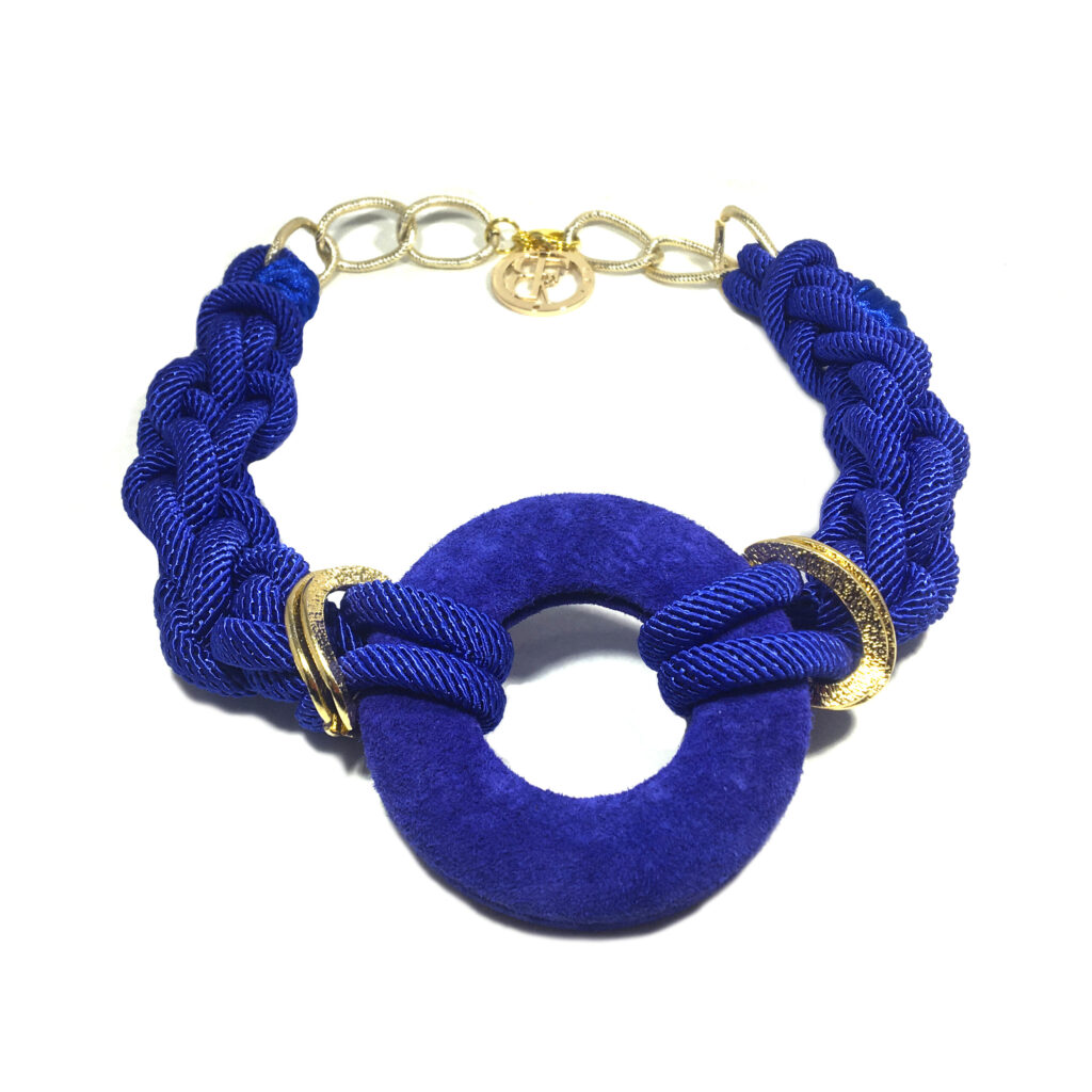 Collar corto, azul con dorado. Audaz para usarlo en cualquier ocasión.