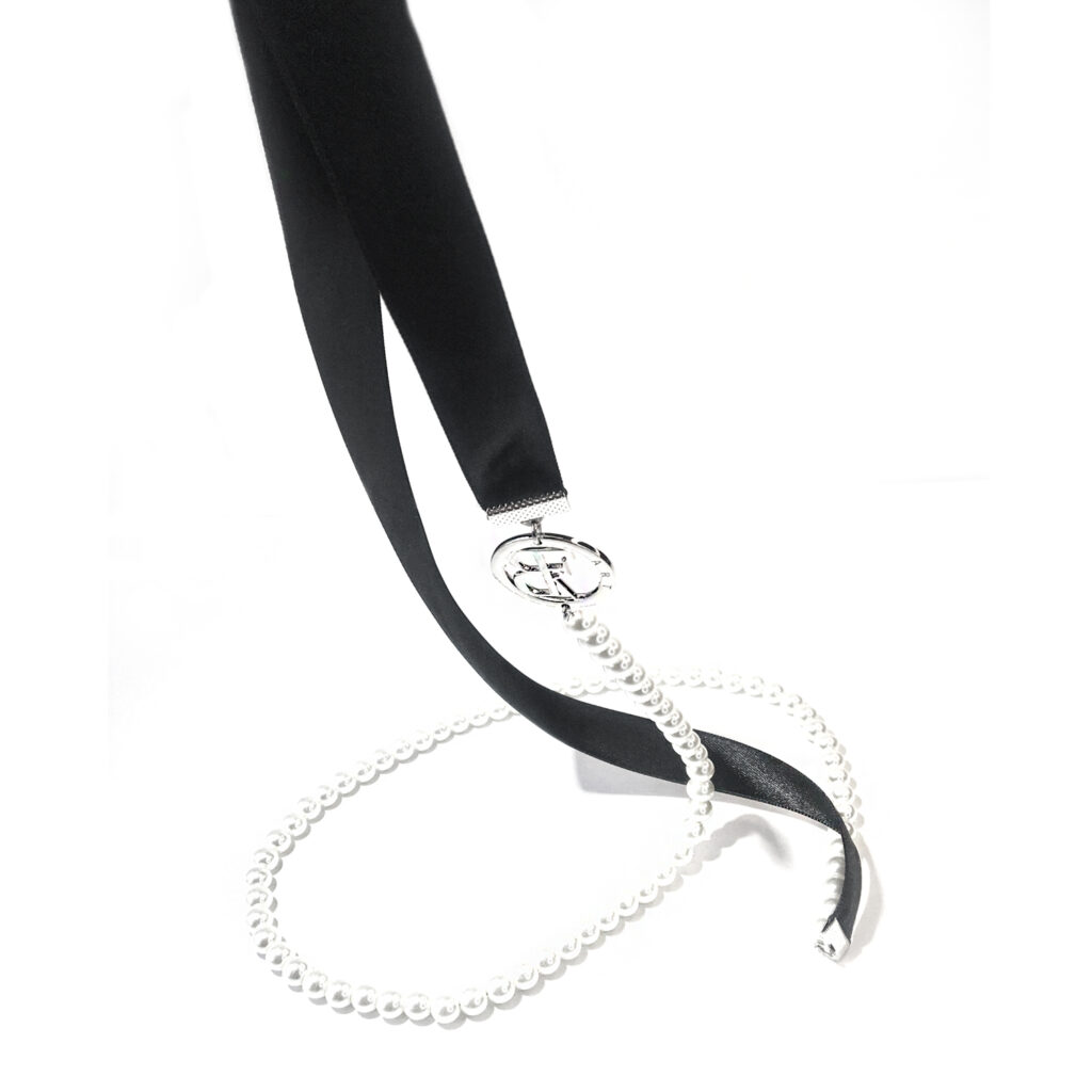 Collar largo, Blanco con Negro. Una combinación de perlas y cinta. Una pieza elegante y jovial a la vez.