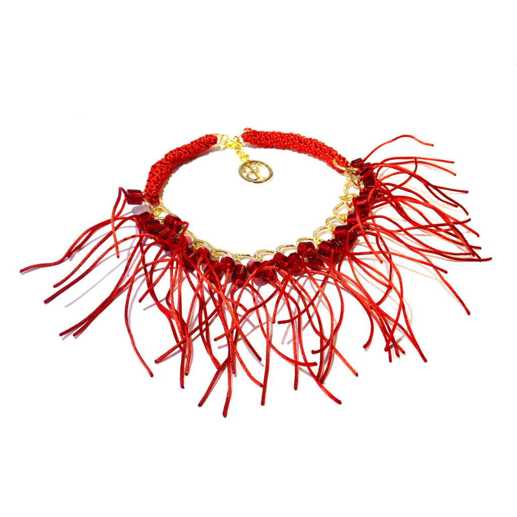 Collar corto, rojo con dorado, elegante y audaz.