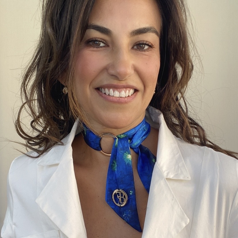 Pañuelos cortos, de diferentes colores, que nos dan la oportunidad de jugar con las distintas formas de como lucirlo. Collar o Pulsera, proyectan vida y arte en nuestra imagen de cada día.