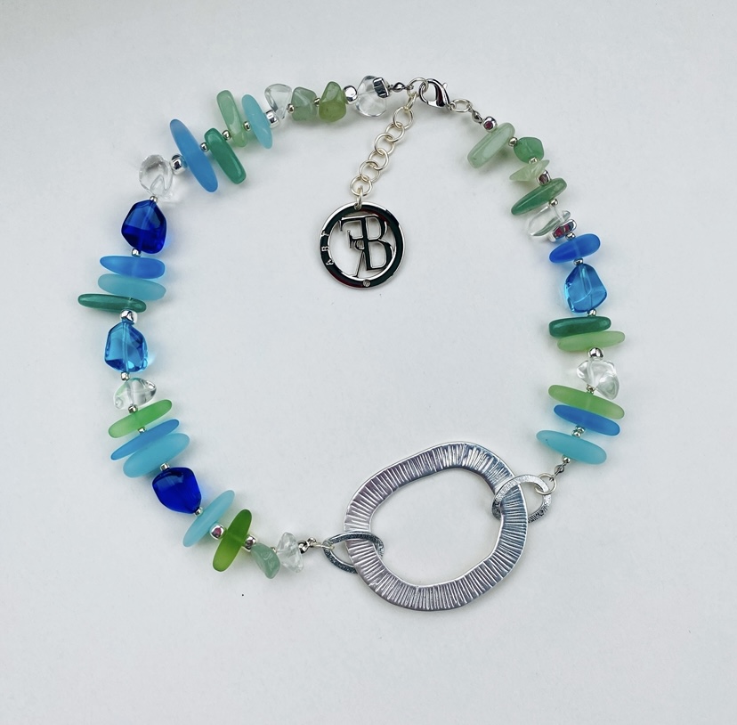 COLLAR CIRCO TURQUESA es un collar corto con piedras de diferentes tonalidades de azules y verdes