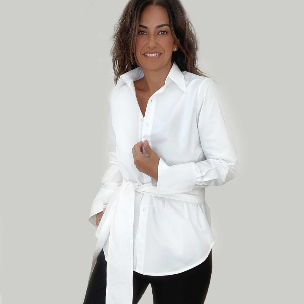 Camisa Clásica BLANCA es una camisa con cuello terminado en punta y mangas largas. Inspiración romántica, clásica y minimalista al mismo tiempo. Un modelo Versátil que puedes usar de diferentes formas según el estilo que quieras llevar, elegante, casual, deportiva. El detalle no va solo en su cuello y puños largos almidonados que te permiten jugar al recogerla o al lucirla en toda su extensión, sino que también, lleva un su listón que puedes combinar a tu estilo y darle tu personalidad. 100% algodón