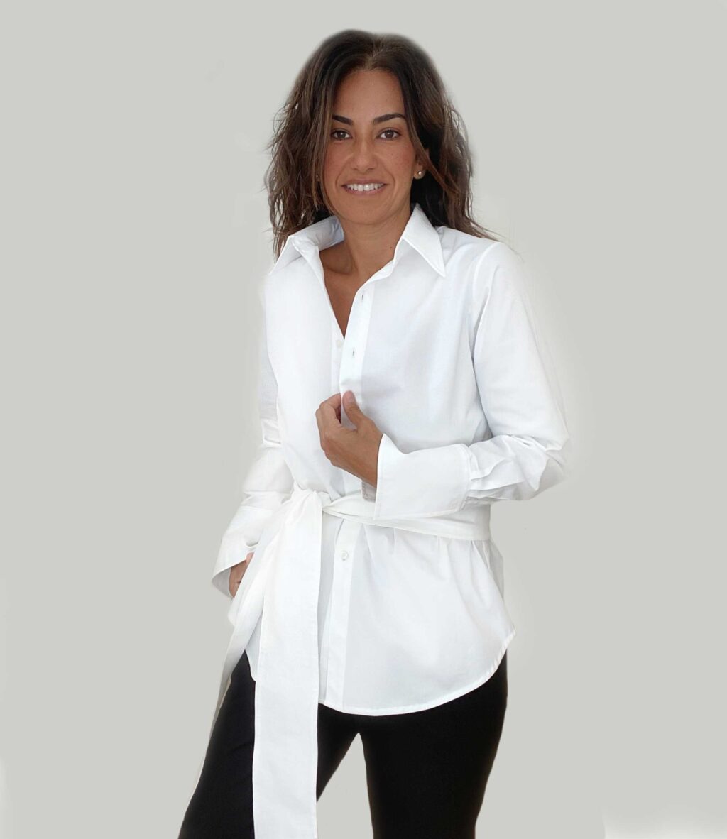 Camisa Clásica BLANCA es una camisa con cuello terminado en punta y mangas largas. Inspiración romántica, clásica y minimalista al mismo tiempo. Un modelo Versátil que puedes usar de diferentes formas según el estilo que quieras llevar, elegante, casual, deportiva. El detalle no va solo en su cuello y puños largos almidonados que te permiten jugar al recogerla o al lucirla en toda su extensión, sino que también, lleva un su listón que puedes combinar a tu estilo y darle tu personalidad. 100% algodón