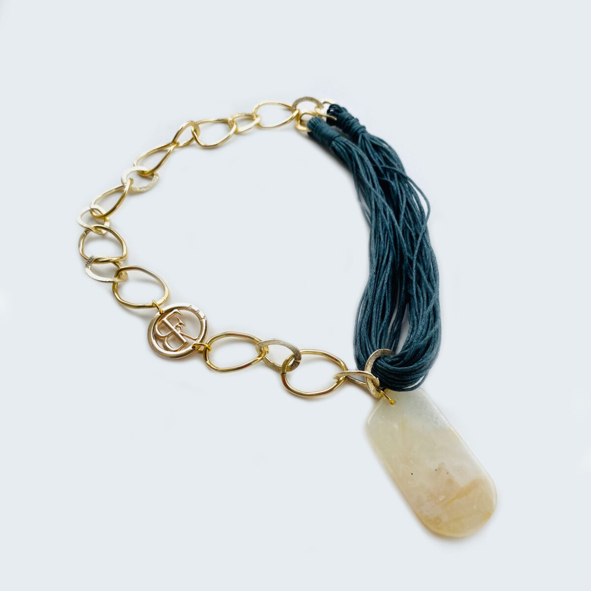 Collar corto, metal, cordón, piedra y acabado métalico dorado