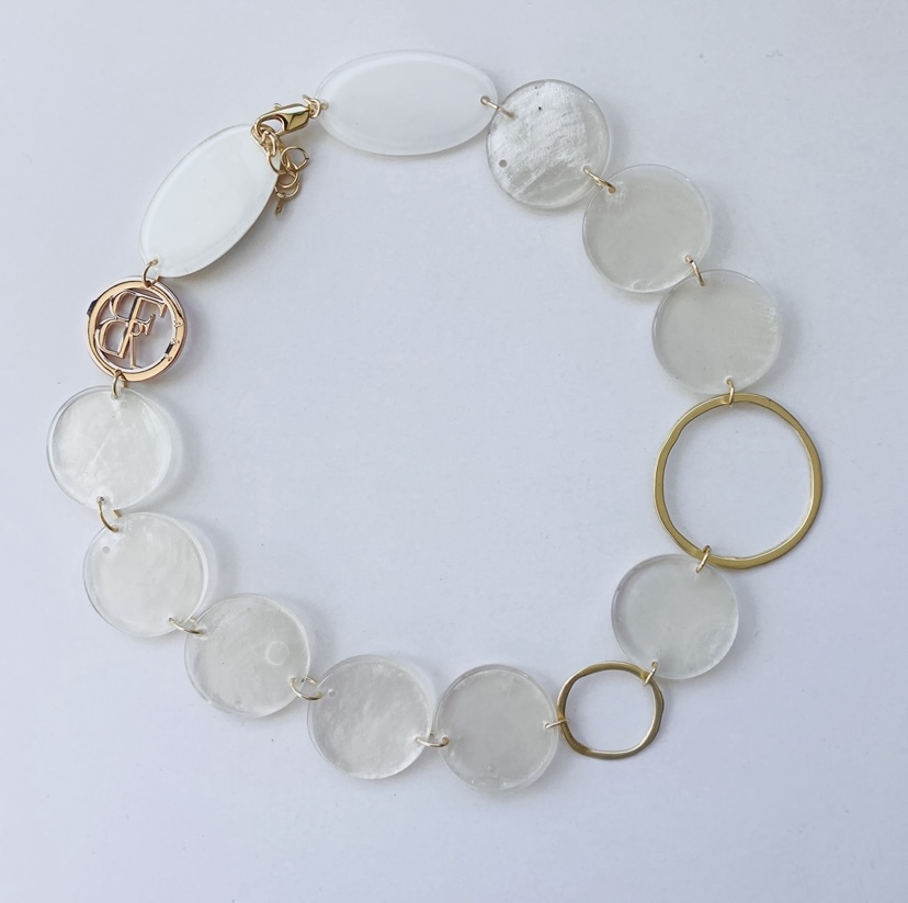 Collar Círculos LUZ es un collar corto con acrílicos transparentes y detalles dorados