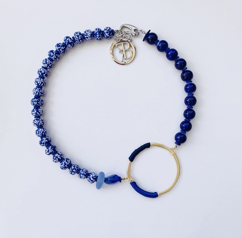 Collar AZUL es una pieza única, dentro de la colección Círculos. Un collar CORTO, con Perlas tono azul y blanco, acompañado de una asa dorada que lo hace resaltar. Una prenda que podrás lucir tanto en el día como en la noche, dándote realce al exhibirlo y proponer nuestra propia imagen del día.