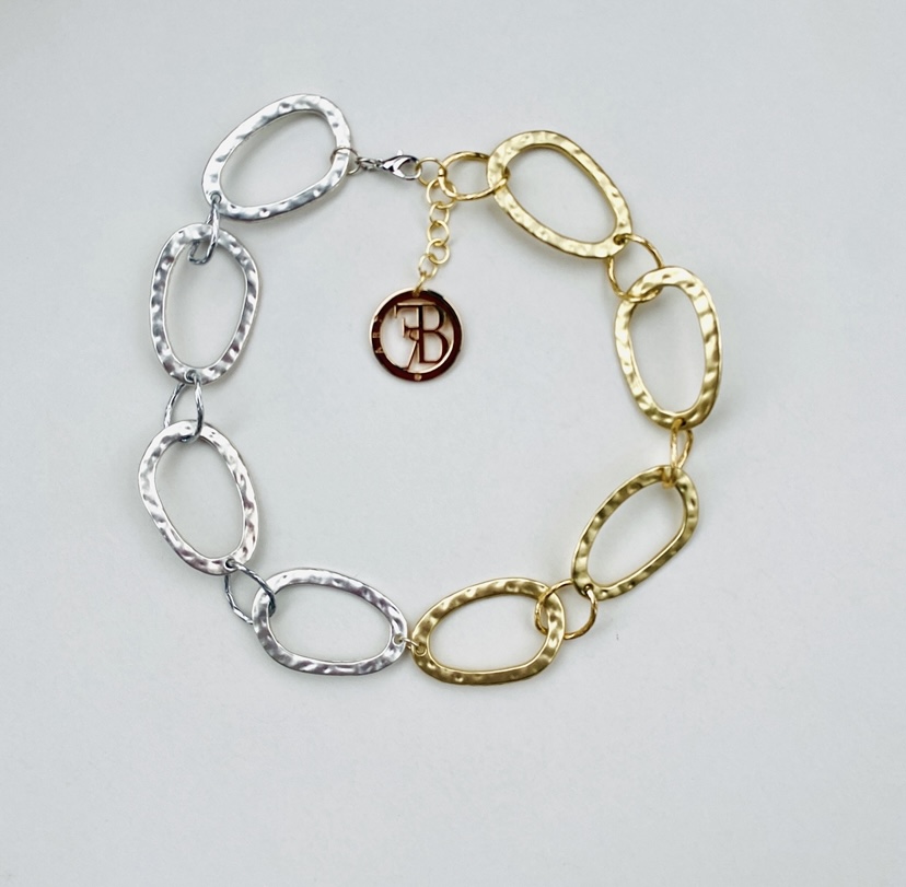 Collar CARRUCEL es una pieza dentro de la colección Judith. Un collar metálico dorado con plateado, dándonos un realce al exhibirlo.