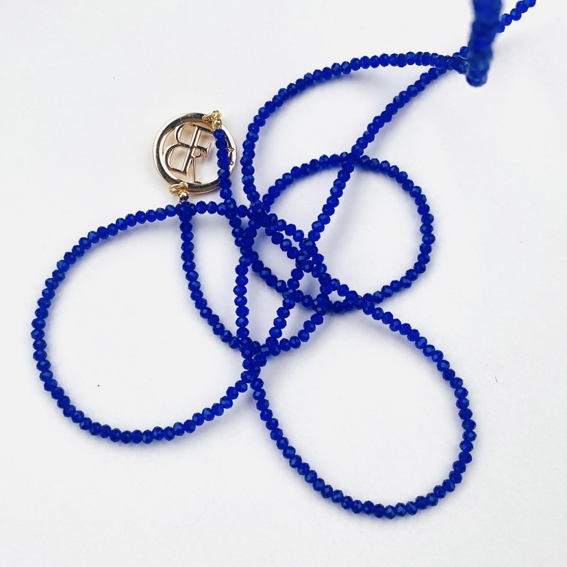 COLLAR CIRCO BLUE es un collar largo, color azul, para vibrar y ser protagonista inmediata al lucirlo en nuestro cuello, pudiéndolo combinar con otros collares largos de la misma colección que se sugieren en las imágenes, proyectando aún más nuestra imagen del día.