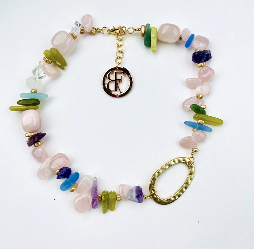 Circo ROSA es un collar perteneciente a la Colección Circo, que esta inspirada en una obra del gran artista Ruso Chagall. Un collar corto, con tonos CELESTES, verdes y turquesas, que nos da la frescura y el protagonismo inmediato al lucirlo en nuestro cuello, proyectando aún más nuestra imagen del día.